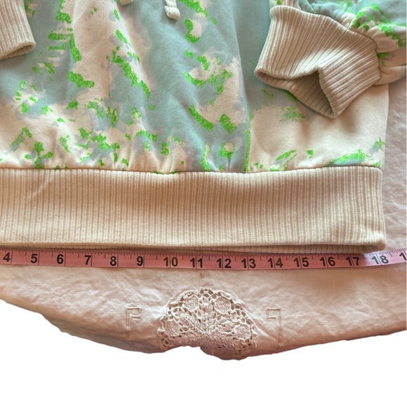 Making the cut brand. Sweatshirt with a hood. Size small. - Picture 4 of 7